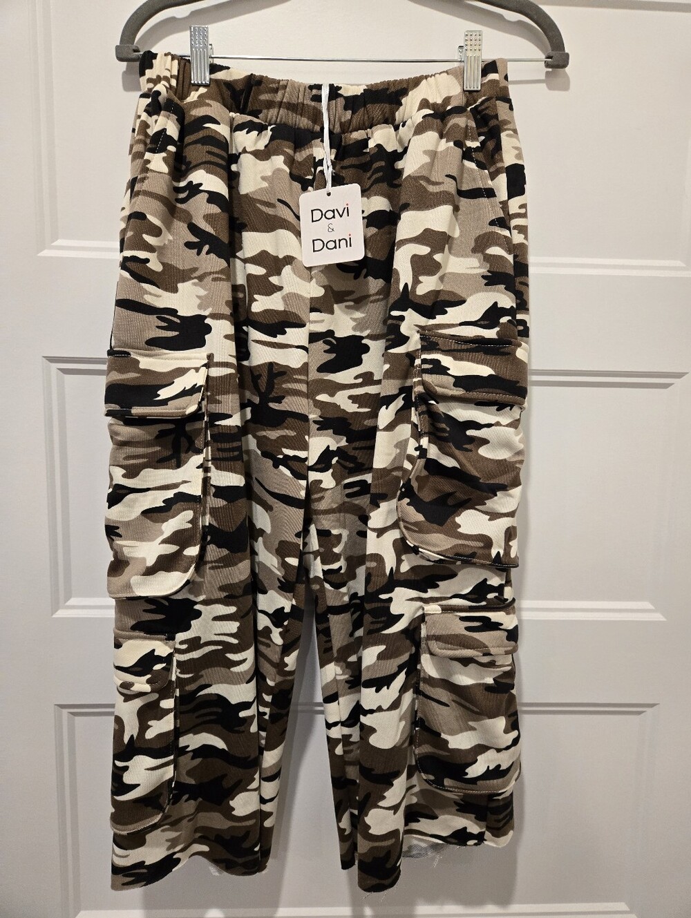 NWT DAVI & DANI Camouflage Cargo